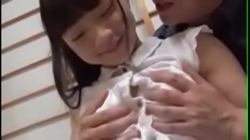 หนังโป๊pornสาวกำลังโต อาบน้ำกับคุณพ่อ เกิดข้อสงสัย พ่อเลยสอนวิธีการบรรเทาความเสียวแลกกับไอติม 1 แท่ง
