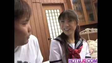 นักเรียนสาวXXX ยอมมาให้ผู้ชายสองคนรุมเย็ดให้บริการถึงที่ มีดีที่หน้าตาน่ารักมาก แถบนมสวย น่าดูด