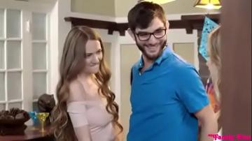 หนุ่มชักว่าวใส่เพื่อนสาวสองคนทางด้านหลังจนเพื่อนสาวรู้ตัวให้เย็ดหีแก้เงี่ยนแลย